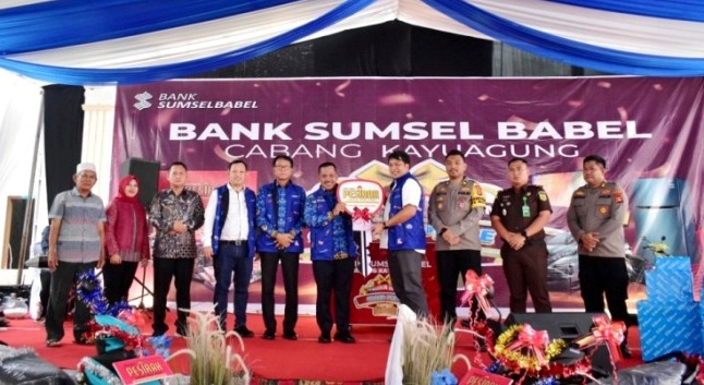 Wakil Bupati Ogan Komering Ilir (OKI), Supriyanto menghadiri kegiatan Penyaringan Hadiah Undian Grand Prize Tabungan Pesirah yang diselenggarakan oleh Bank Sumsel Babel Cabang Kayuagung, pada hari Senin, tanggal 24 Februari 2025. (BEKISARMEDIA/OYONG HAIRUDIN)