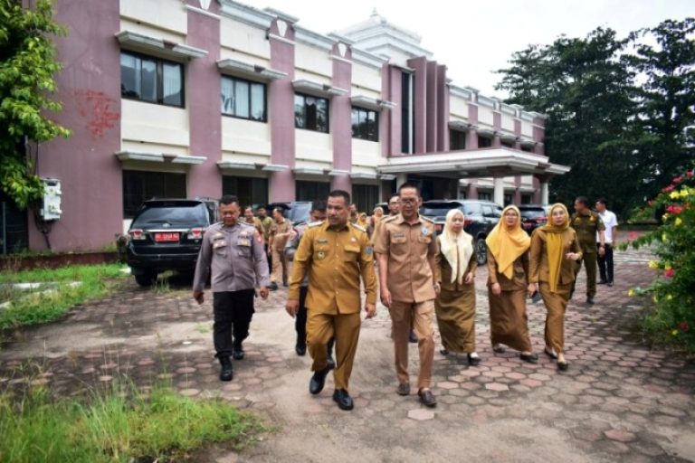 Wakil Bupati Kabupaten Ogan Komering Ilir (OKI), Supriyanto, meninjau sejumlah aset strategis milik Pemerintah Kabupaten (Pemkab) OKI yakni Gedung Olahraga (GOR) Perahu Kajang yang berada di Kawasan Taman Segitiga Emas dan Danau Teluk Gelam, pada hari Selasa, tanggal 25 Februari 2025. (BEKISARMEDIA/OYONG HAIRUDIN)