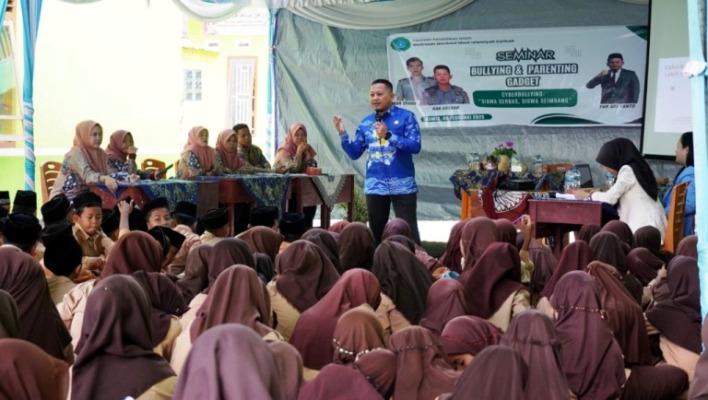 Sekretaris Dinas Komunikasi dan Informatika Kabupaten Ogan Komering Ilir, Adi Yanto, saat menghadiri seminar Bullying dan Parenting Gadget yang dilaksanakan Yayasan Pendidikan Islam Madrasah Manbaul Ulum Islamiah Desa Celikah, Kayuagung, Ogan Komering Ilir, pada hari Kamis, tanggal 6 Februari 2025. (BEKISARMEDIA/OYONG HAIRUDIN)