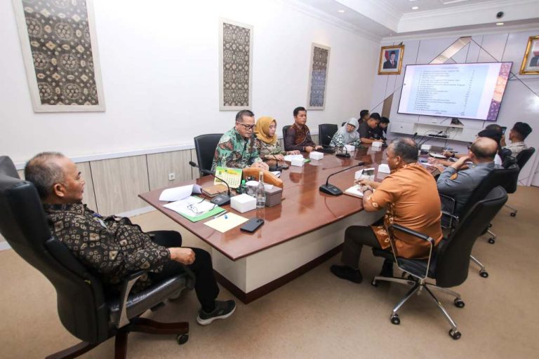 Sekretaris Daerah (Sekda) Kabupaten Muba, Dr. H. Apriyadi Mahmud, memimpin rapat persiapan serah terima jabatan periode 2025–2030 dan rapat paripurna dalam rangka penyampaian pidato sambutan Bupati Kabupaten Muba pada hari Kamis, tanggal 27 Februari 2025, di Ruang Rapat Sekda. (BEKISARMEDIA/APRIZAL)