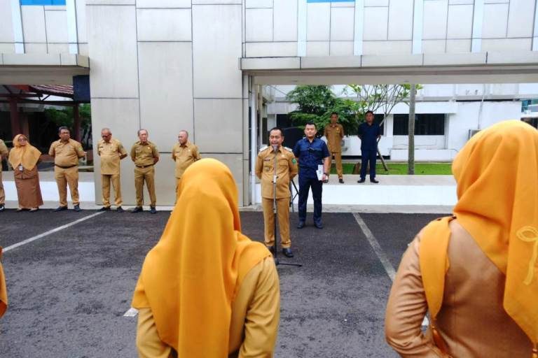 Wakil Bupati Kabupaten Musi Banyuasin, Kiyai Rohman, memimpin Apel Pagi di Halaman Kantor Bupati Kabupaten Musi Banyuasin pada hari Senin, tanggal 24 Februari 2025. (BEKISARMEDIA/APRIZAL)
