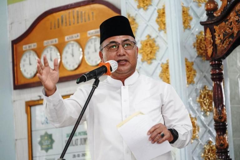 Sekretaris Daerah Kabupaten Musi Banyuasin, Dr. H. Apriyadi Mahmud, menghadiri acara peringatan Isra Mi'raj di Masjid Al-Ula Desa Teluk Kijing, Kecamatan Lais, Kabupaten Musi Banyuasin (Muba), pada hari Sabtu, tanggal 15 Februari 202. (BEKISARMEDIA/APRIZAL)