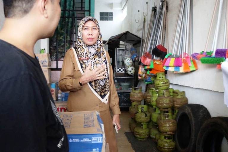 Kepala Dinas Perdagangan dan Perindustrian Kabupaten Musi Banyuasin, Azizah, turun ke lapangan untuk memastikan kelancaran pasokan Gas LPG Subsidi 3 Kilogram di tingkat pengecer. (BEKISARMEDIA/APRIZAL)