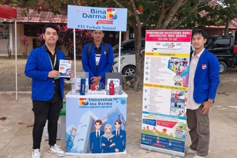 Booth dari Universitas Bina Darma yang berada di lokasi acara Pentas Seni Asah Kreatifitas Ukir Prestasi tahun 2025 tingkat SMP/MTs se Kota Palembang, di SMK Pembangunan YPT Palembang, pada tanggal 3-4 Februari 2025. (BEKISARMEDIA/UNIVERSITAS BINA DARMA)