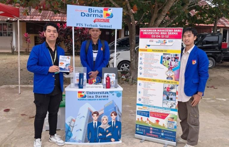 Booth dari Universitas Bina Darma yang berada di lokasi acara Pentas Seni Asah Kreatifitas Ukir Prestasi tahun 2025 tingkat SMP/MTs se Kota Palembang, di SMK Pembangunan YPT Palembang, pada tanggal 3-4 Februari 2025. (BEKISARMEDIA/UNIVERSITAS BINA DARMA)