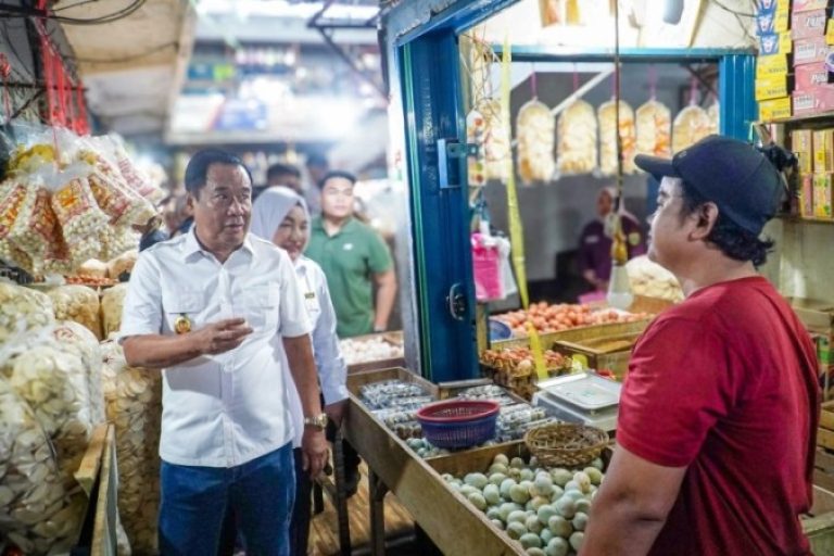 Wakil Gubernur Provinsi Sumatera Selatan (Sumsel), Cik Ujang, melakukan Peninjauan Gerakan Pasar Murah dalam rangka menjelang Bulan Suci Ramadhan Tahun 2025 di Pasar KM 5 dan Pasar Lembaga, pada hari Rabu, tanggal 26 Februari 2025. (BEKISARMEDIA/OYONG HAIRUDIN)