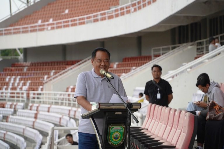Wakil Gubernur Sumatera Selatan, Cik Ujang, memberikan kata sambutan saat penutupan Turnamen Sepak Bola Siti Fatimah Cup III Tahun 2025 di Stadion Gelora Sriwijaya Jakabaring, Palembang, pada hari Sabtu sore, tanggal 22 Februari 2025. (BEKISARMEDIA/TRI RICKI)