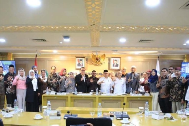 Peserta Rapat Kerja antara Komite III Dewan Perwakilan Daerah Republik Indonesia dengan Kementerian Pendidikan Dasar dan Menengah Republik Indonesia, pada hari Senin, tanggal 3 Februari 2025 di Komplek Senayan, Jakarta. (BEKISARMEDIA/DPD RI)