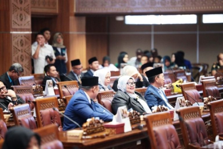 Anggota DPRD Sumsel yang menghadiri menghadiri Rapat Paripurna X (10) pada hari Senin, tanggal 24 Februari 2025, yang digelar di Ruang Rapat Paripurna DPRD Sumsel dengan agenda Penyampaian Laporan Hasil Pelaksanaan Kegiatan Reses Pimpinan dan Anggota DPRD Sumsel. (BEKISARMEDIA/SUMSELPROV.GO.ID)