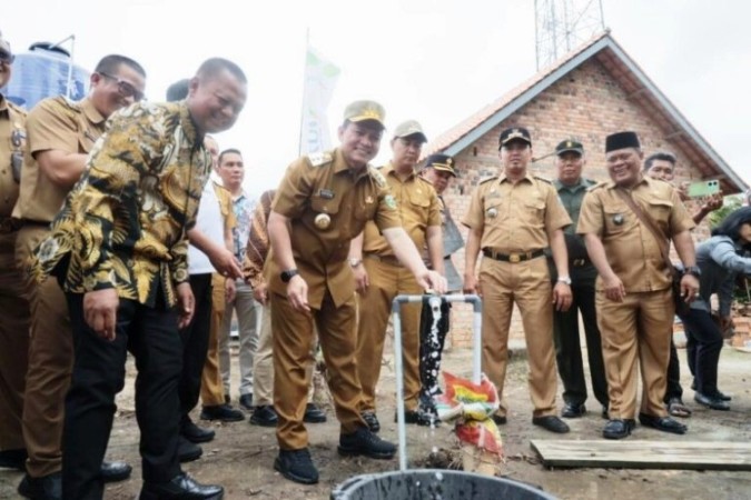 Pj. Gubernur Provinsi Sumatera Selatan, Elen Setiadi, saat meresmikan kampung Madani pengolahan serat daun nanas di Desa Tanjung Bunut, Kecamatan Belida Darat, Kabupaten Muara Enim, pada hari Selasa pagi, tanggal 4 Februari 2025. (BEKISARMEDIA/FIRZA)