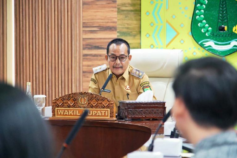 Wakil Bupati Kabupaten Musi Banyuasin, Rohman, menerima tim Entry Meeting Tim Badan Pemeriksa Keuangan (BPK) Perwakilan Provinsi Sumatera Selatan (Sumsel), terkait Pemeriksaan Interim atas Laporan Keuangan Pemerintah Kabupaten Musi Banyuasin Tahun Anggaran 2024, di Ruang Rapat Serasan Sekate, pada hari Selasa, tanggal 25 Februari 2025. (BEKISARMEDIA/APRIZAL)
