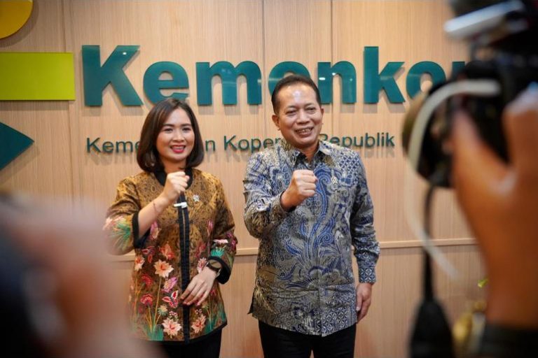 Wakil Menteri Koperasi Republik Indonesia, Ferry Juliantono, saat menerima audiensi dari Wakil Menteri Pariwisata Republik Indonesia, Ni Luh Puspa, di ruang kerjanya, Jakarta, pada hari Jum'at, tanggal 7 Februari 2025. (BEKISARMEDIA/KEMENKOP)