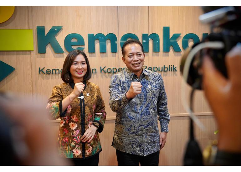 Wakil Menteri Koperasi Republik Indonesia, Ferry Juliantono, saat menerima audiensi dari Wakil Menteri Pariwisata Republik Indonesia, Ni Luh Puspa, di ruang kerjanya, Jakarta, pada hari Jum'at, tanggal 7 Februari 2025. (BEKISARMEDIA/KEMENKOP)