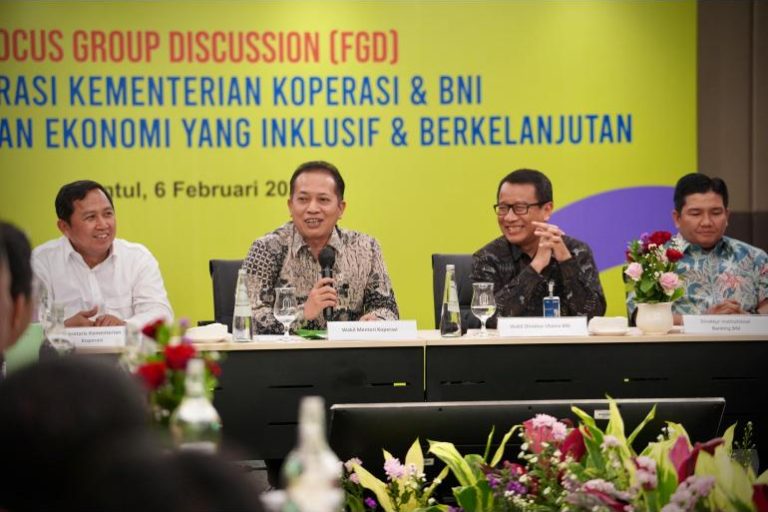 Wakil Menteri Koperasi (Wamenkop) Republik Indonesia, Ferry Juliantono, memberikan sambutannya pada acara Focus Group Discussion (FGD) Kolaborasi Kemenkop dan BNI Dalam Mewujudkan Ekonomi Yang Inklusif dan Berkelanjutan di Sentul, hari Kamis, tanggal 6 Februari 2025. (BEKISARMEDIA/KEMENKOP)