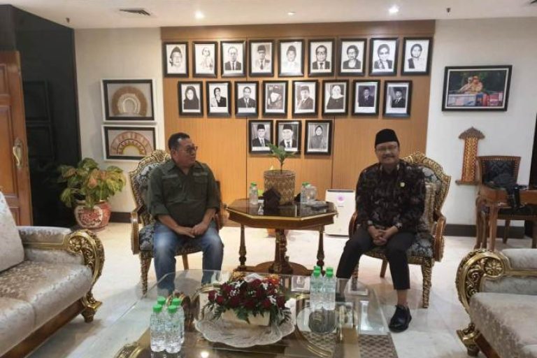 Ketua Umum Serikat Media Siber Indonesia (SMSI), Firdaus, menemui Menteri Sosial (Mensos) Republik Indonesia, Saifullah Yusuf, pada hari Jum'at, tanggal 7 Februari 2025. (BEKISARMEDIA/SMSI)