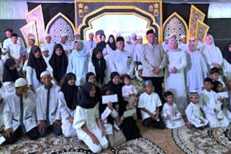 Ketua Dewan Perwakilan Rakyat Daerah (DPRD) Provinsi Sumatera Selatan (Sumsel), Andie Dinialdie, bersama Sekretaris, Pejabat, dan Staf Sekretariat DPRD Sumsel, melaksanakan kegiatan peringatan hari Isra Mi’raj Nabi Muhammad SAW tahun 1446 Hijriah, di Rumah Dinas Ketua DPRD Sumsel pada hari Minggu, tanggal 2 Februari 2025, yang juga dihadiri oleh anak-anak dari panti asuhan. (BEKISARMEDIA/SIKUMBANG)