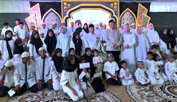 Ketua Dewan Perwakilan Rakyat Daerah (DPRD) Provinsi Sumatera Selatan (Sumsel), Andie Dinialdie, bersama Sekretaris, Pejabat, dan Staf Sekretariat DPRD Sumsel, melaksanakan kegiatan peringatan hari Isra Mi’raj Nabi Muhammad SAW tahun 1446 Hijriah, di Rumah Dinas Ketua DPRD Sumsel pada hari Minggu, tanggal 2 Februari 2025, yang juga dihadiri oleh anak-anak dari panti asuhan. (BEKISARMEDIA/SIKUMBANG)