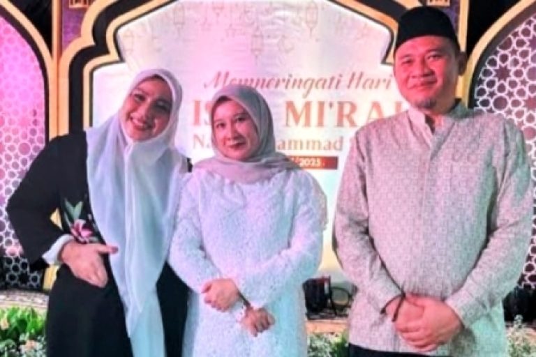 Ketua Dewan Perwakilan Rakyat Daerah (DPRD) Provinsi Sumatera Selatan (Sumsel), Andie Dinialdie, bersama Sekretaris, Pejabat, dan Staf Sekretariat DPRD Sumsel, melaksanakan kegiatan peringatan hari Isra Mi’raj Nabi Muhammad SAW tahun 1446 Hijriah, di Rumah Dinas Ketua DPRD Sumsel pada hari Minggu, tanggal 2 Februari 2025, yang juga dihadiri oleh anak-anak dari panti asuhan. (BEKISARMEDIA/SIKUMBANG)