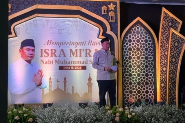 Ketua Dewan Perwakilan Rakyat Daerah (DPRD) Provinsi Sumatera Selatan (Sumsel), Andie Dinialdie, bersama Sekretaris, Pejabat, dan Staf Sekretariat DPRD Sumsel, melaksanakan kegiatan peringatan hari Isra Mi’raj Nabi Muhammad SAW tahun 1446 Hijriah, di Rumah Dinas Ketua DPRD Sumsel pada hari Minggu, tanggal 2 Februari 2025, yang juga dihadiri oleh anak-anak dari panti asuhan. (BEKISARMEDIA/SIKUMBANG)