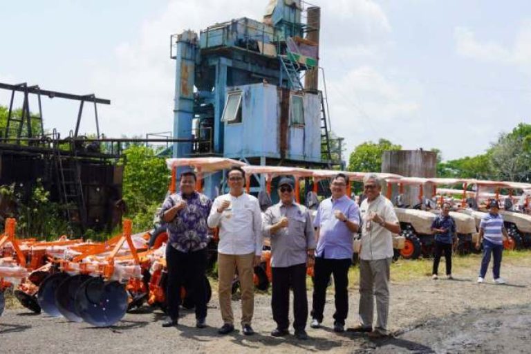Kepala Dinas Pertanian Ketahanan Pangan dan Tanaman Pangan Kabupaten OKI, Sahrul, bersama perwakilan dari Kementerian Pertanian Republik Indonesia, di Workshop PU, Jalan Sangabut Kayuagung, pada hari Jum'at, tanggal 7 Februari 2025. (BEKISARMEDIA.ID/DINKOMINFO OKI)