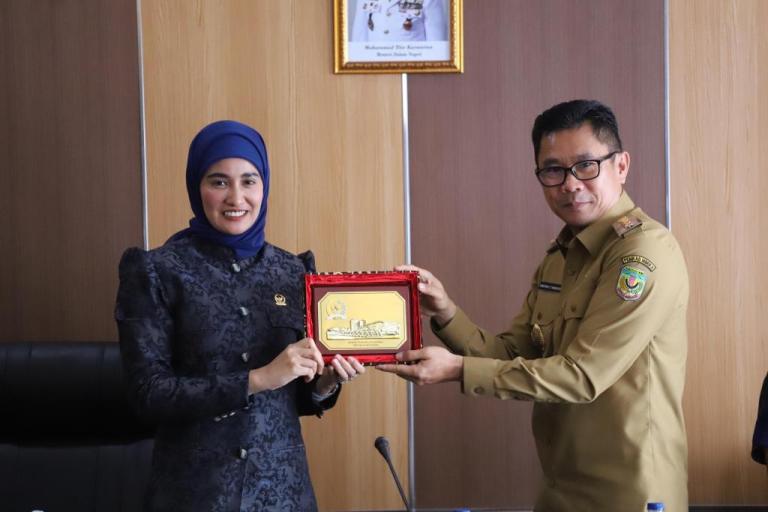 Wakil Ketua Komite IV Dewan Perwakilan Daerah Republik Indonesia, Sinta Rosma Yanti, saat melakukan Kunjungan Kerja ke Provinsi Papua Tengah dalam rangka pengawasan atas pelaksanaan Undang-Undang Nomor 9 Tahun 2018 tentang Penerimaan Negara Bukan Pajak. (BEKISARMEDIA/DPD RI)