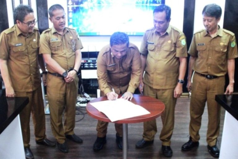 Kepala Dinas (Kadin) Kominfo Kabupaten Muba, Herryandi Sinulingga, melakukan Penandatanganan Pakta Integritas, pada hari Selasa, tanggal 11 Februari 2025, bertempat di Kantor Dinkominfo Muba. (BEKISARMEDIA/APRIZAL)