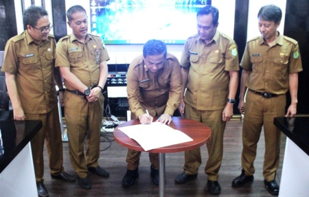 Kepala Dinas (Kadin) Kominfo Kabupaten Muba, Herryandi Sinulingga, melakukan Penandatanganan Pakta Integritas, pada hari Selasa, tanggal 11 Februari 2025, bertempat di Kantor Dinkominfo Muba. (BEKISARMEDIA/APRIZAL)