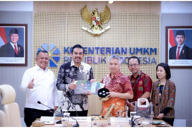 Menteri Usaha Mikro, Kecil, dan Menengah (UMKM) Republik Indonesia, Maman Abdurrahman, menerima kunjungan Deputy Tourism, Creative Industry and Performing Arts Minister of Sarawak, Datuk Snowdan Lawan, di Gedung SMESCO Indonesia, Jakarta, pada hari Kamis, tanggal 6 Februari 2025. (BEKISARMEDIA/KEMENTERIAN UMKM)