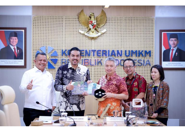 Menteri Usaha Mikro, Kecil, dan Menengah (UMKM) Republik Indonesia, Maman Abdurrahman, menerima kunjungan Deputy Tourism, Creative Industry and Performing Arts Minister of Sarawak, Datuk Snowdan Lawan, di Gedung SMESCO Indonesia, Jakarta, pada hari Kamis, tanggal 6 Februari 2025. (BEKISARMEDIA/KEMENTERIAN UMKM)