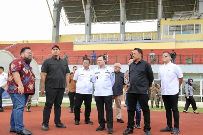 Ketua Dewan Perwakilan Rakyat Daerah (DPRD) Provinsi Sumatera Selatan (Sumsel), Andie Dinialdie, mendampingi Menteri Pemuda dan Olahraga (Menpora) Republik Indonesia, Dito Ariotedjo, melakukan peninjauan fasilitas olahraga di Jakabaring Sport City, Palembang, pada hari Rabu pagi, tanggal 12 Februari 2025. (BEKISARMEDIA/SIKUMBANG)