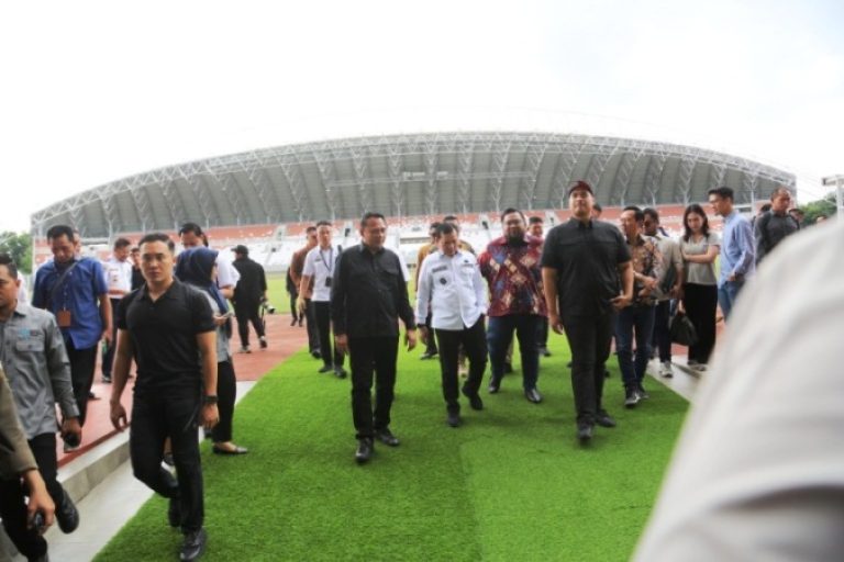 Ketua Dewan Perwakilan Rakyat Daerah (DPRD) Provinsi Sumatera Selatan (Sumsel), Andie Dinialdie, mendampingi Menteri Pemuda dan Olahraga (Menpora) Republik Indonesia, Dito Ariotedjo, melakukan peninjauan fasilitas olahraga di Jakabaring Sport City, Palembang, pada hari Rabu pagi, tanggal 12 Februari 2025. (BEKISARMEDIA/SIKUMBANG)
