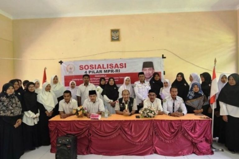 Anggota Dewan Perwakilan Daerah (DPD) Republik Indonesia asal Provinsi Maluku, Nono Sampono, Sosialisasi 4 Pilar MPR di MIN 1 Seram Bagian Barat, Kecamatan Huamual, Kabupaten Seram Bagian Barat, pada hari Sabtu, tanggal 22 Februari 2025. (BEKISARMEDIA/TIM MEDIA NONO SAMPONO)