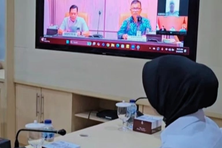 Wakil Ketua Dewan Perwakilan Rakyat Daerah (DPRD) Provinsi Sumatera Selatan (Sumsel), Nopianto, mengikuti video conference bersama Deputi Badan Gizi Nasional (BGN), serta Sekretaris Daerah (Sekda) Sumsel, dan pihak lainnya pada hari Selasa, tanggal 4 Februari 2025. (BEKISARMEDIA/SIKUMBANG)