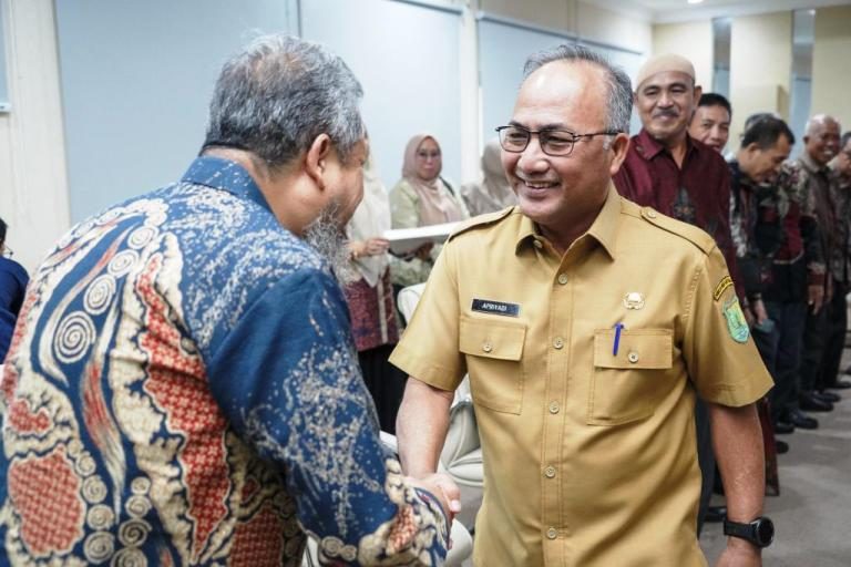Sekretaris Daerah Kabupaten Musi Banyuasin, Dr. H. Apriyadi Mahmud, menerima kunjungan jajaran Penasehat dan Pengurus Ikatan Keluarga Muba (IKA Muba) Kabupaten Ogan Komering Ulu (OKU), di Ruang Rapat Serasan Sekate, Sekretariat Daerah (Setda) Kabupaten Muba, pada hari Senin, tanggal 10 Februari 2025. (BEKISARMEDIA/APRIZAL)