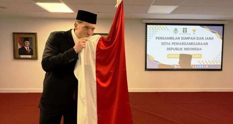 Pemain sepak bola yakni Ole Romeny resmi menjadi Warga Negara Indonesia (WNI), setelah pada hari Sabtu, tanggal 8 Feruari 2025, melakukan sumpah setia menjadi WNI, di London, Inggris. (BEKISARMEDIA.ID/PSSI.ORG)