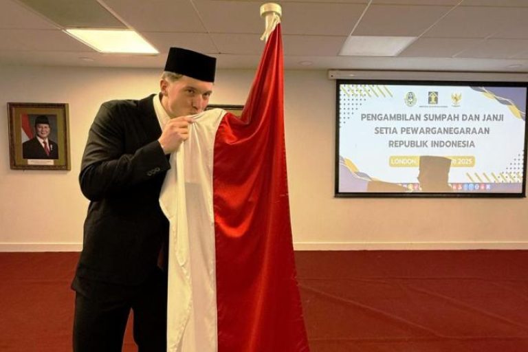 Pemain sepak bola yakni Ole Romeny resmi menjadi Warga Negara Indonesia (WNI), setelah pada hari Sabtu, tanggal 8 Feruari 2025, melakukan sumpah setia menjadi WNI, di London, Inggris. (BEKISARMEDIA.ID/PSSI.ORG)