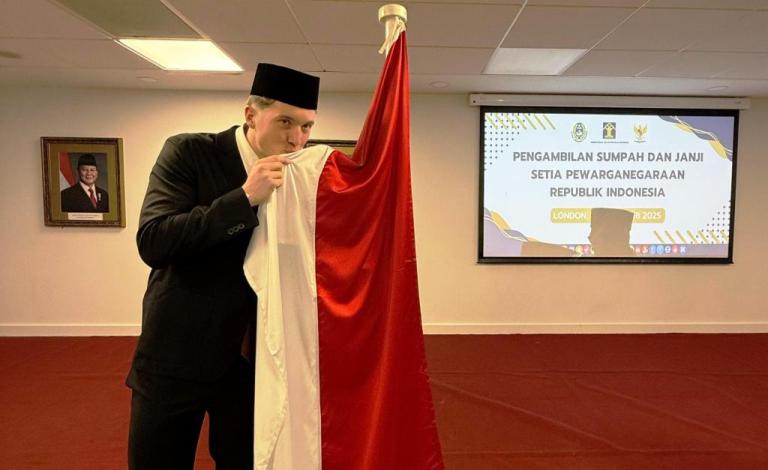 Pemain sepak bola yakni Ole Romeny resmi menjadi Warga Negara Indonesia (WNI), setelah pada hari Sabtu, tanggal 8 Feruari 2025, melakukan sumpah setia menjadi WNI, di London, Inggris. (BEKISARMEDIA.ID/PSSI.ORG)