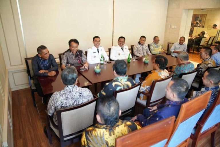 Bupati dan Wakil Bupati Kabupaten Ogan Komering Ilir periode 2025-2030, H. Muchendi dan Supriyanto, menggelar pertemuan dengan perwakilan Organisasi Perangkat Daerah, hari Kamis, tanggal 20 Februari 2025. (BEKISARMEDIA/OYONG HAIRUDIN)