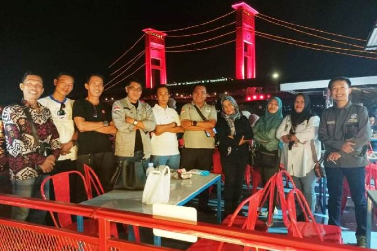 Pengurus Pro Jurnalismedia Siber Provinsi Sumatera Selatan bersama Ketua Umum Pro Jurnalismedia Siber, Mahmud Marhaba, foto bersama dengan latar berlakang Jembatan Ampera, Kota Palembang. (BEKISARMEDIA/RASTI)