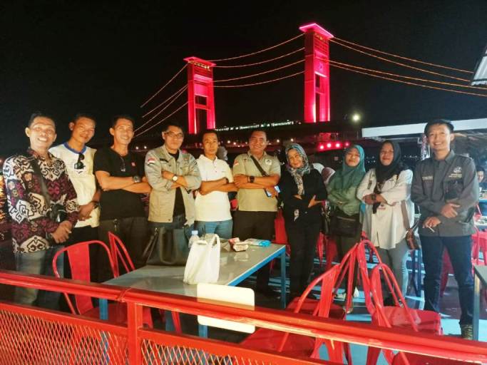 Pengurus Pro Jurnalismedia Siber Provinsi Sumatera Selatan bersama Ketua Umum Pro Jurnalismedia Siber, Mahmud Marhaba, foto bersama dengan latar berlakang Jembatan Ampera, Kota Palembang. (BEKISARMEDIA/RASTI)