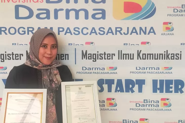 Dr. Rahma Santhi Zinaida, M.I.Kom., Ketua Program Studi Ilmu Komunikasi Pascasarjana, berhasil meraih Dual Certification di bidang Public Relations dari Badan Nasional Sertifikasi Profesi (BNSP) Indonesia dan International Association of Business Communicators (IABC) yang berbasis di San Francisco, Amerika Serikat. (BEKISARMEDIA/RASTI)