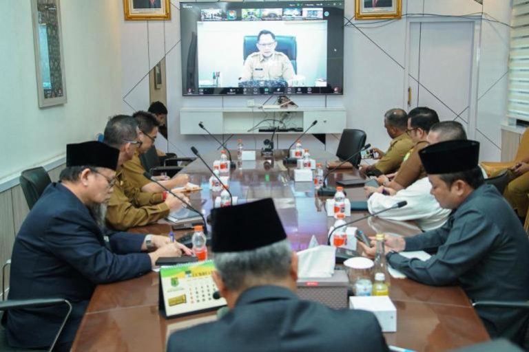 Sekretaris Daerah (Sekda) Kabupaten Muba, H. Apriyadi Mahmud, bersama dengan jajaran terkait lainnya, mengikuti Rapat Koordinasi Nasional Tentang Teknis Pelantikan Kepala Daerah Terpilih, di Ruang Rapat Sekda Kabupaten Muba, hari Senin, tanggal 3 Februari 2025. (BEKISARMEDIA/DINKOMINFO MUBA)