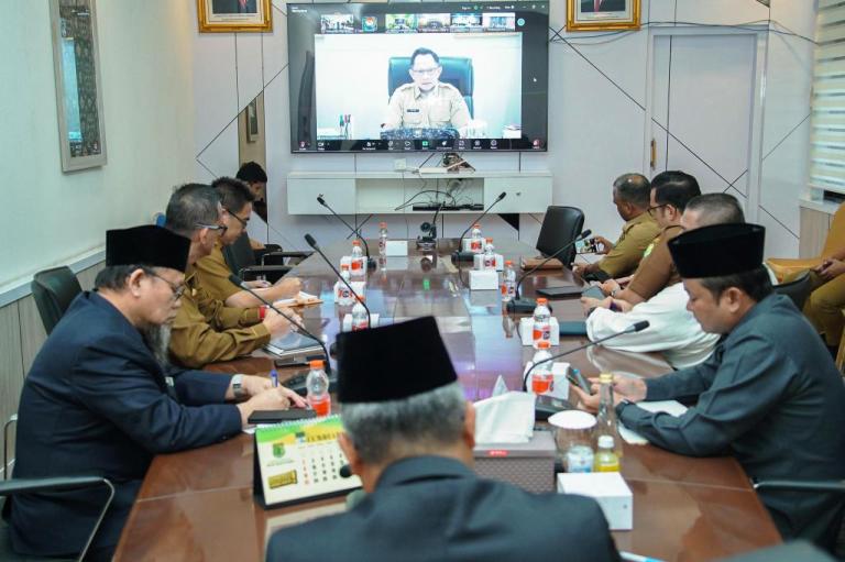 Sekretaris Daerah (Sekda) Kabupaten Muba, H. Apriyadi Mahmud, bersama dengan jajaran terkait lainnya, mengikuti Rapat Koordinasi Nasional Tentang Teknis Pelantikan Kepala Daerah Terpilih, di Ruang Rapat Sekda Kabupaten Muba, hari Senin, tanggal 3 Februari 2025. (BEKISARMEDIA/DINKOMINFO MUBA)