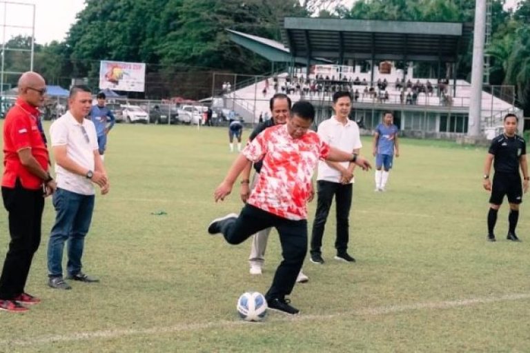 Tendangan pertama sebagai tanda telah dibukanya pelaksanaan Liga 4 Indonesia Zona Sumsel tahun 2025 di Lapangan Baseball, Jakabaring Sport City, Palembang, pada hari Minggu sore, tanggal 9 Februari 2025. (BEKISARMEDIA/TRI RICKI)