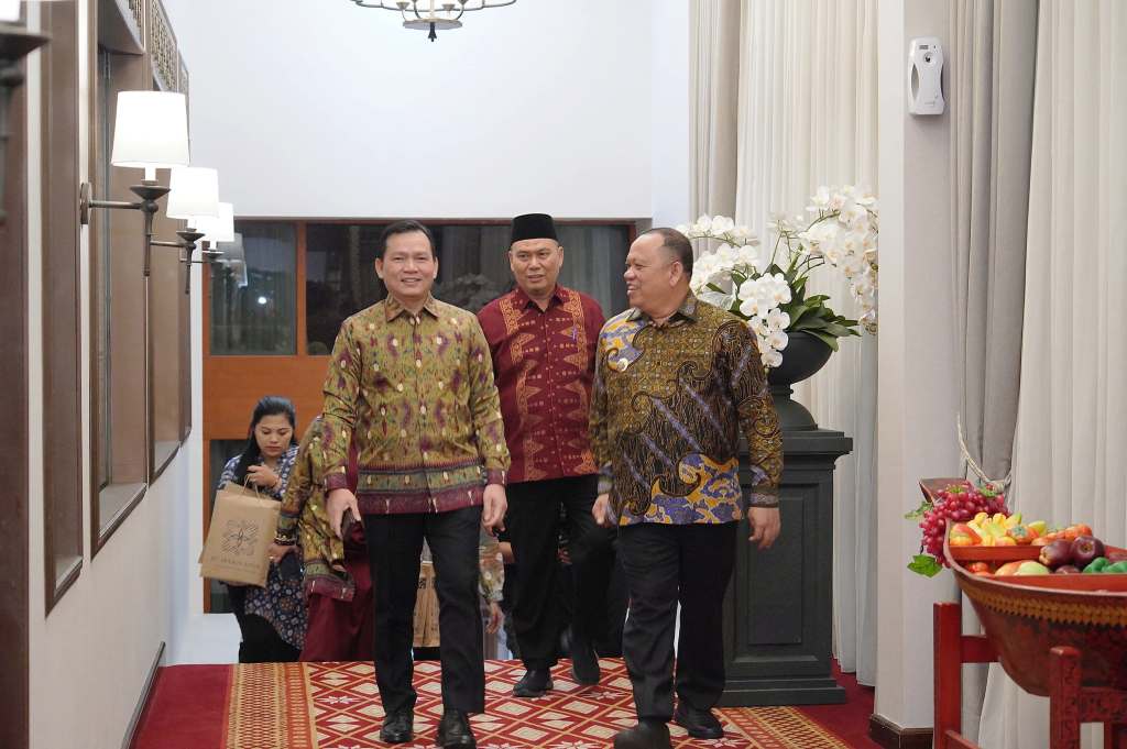 Pj. Bupati Kabupaten Musi Banyuasin, Sandi Fahlepi, bersama Pj. Gubernur Sumatera Selatan, Elen Setiadi, saat menghadiri acara malam penghormatan dan apresiasi di Griya Agung, Palembang, pada hari Selasa, tanggal 18 Februari 2025. (BEKISARMEDIA/RASTI)