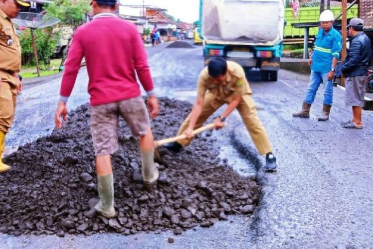 Suasana perbaikan jalan rusak di Jalan Lintas Lubuk Linggau - Sekayu, tepatnya di Kelurahan Ngulak, pada hari Senin, tanggal 25 Februari 2025. (BEKISARMEDIA/APRIZAL)