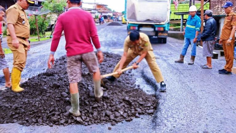 Suasana perbaikan jalan rusak di Jalan Lintas Lubuk Linggau - Sekayu, tepatnya di Kelurahan Ngulak, pada hari Senin, tanggal 25 Februari 2025. (BEKISARMEDIA/APRIZAL)