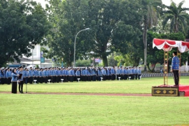Sekretaris Daerah (Sekda) Kabupaten Ogan Komering Ilir (OKI), Asmar Wijaya, memimpin Apel Pagi bagi seluruh Aparatur Sipil Negara (ASN) di lingkungan Pemerintah Daerah (Pemkab) Kabupaten OKI pada hari Senin, tanggal 24 Februari 2025. (BEKISARMEDIA/OYONG HAIRUDIN)