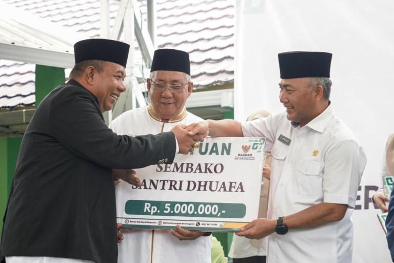 Sekretaris Daerah Kabupaten Musi Banyuasin, Dr. H. Apriyadi Mahmud, saat menghadiri acara Peringatan Hari Ulang Tahun Baznas ke 24 Tahun 2025, dan Launching serta Pendistribusian Beberapa Bantuan Baznas Kabupaten Muba Tahun 2025, di Halaman Kantor Baznas Kabupaten Muba, pada hari Rabu, tanggal 12 Februari 2025. (BEKISARMEDIA/APRIZAL)