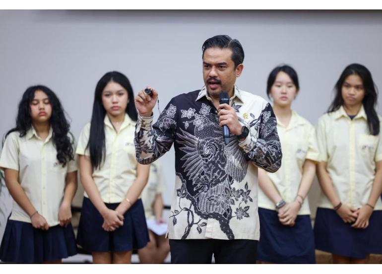 Menteri Usaha Mikro, Kecil, dan Menengah (UMKM) Republik Indonesia, Maman Abdurrahman, saat menjadi pembicara tamu di Global Jaya School, Tangerang Selatan, pada hari Kamis, tanggal 6 Februari 2025. (BEKISARMEDIA/KEMENTERIAN UMKM)